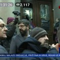 Opozicija pokušava da nasilno uđe u Skupštinu grada Beograda, polomljena vrata