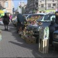 Bogati aranžmani sa badnjakom kod uličnih prodavaca u Kragujevcu