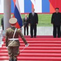 Putinu uručeno najviše priznanje Severne Koreje, na poklon dobio i dva psa /foto/