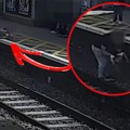 Uznemirujuće: Mališan pao na šine, muškarac herojski skočio da ga spase,a 20 sekundi kasnije tuda je projurio voz (video)