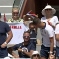 Trobojka u ruci, trobojka na glavi: Svi gledaju u stajling Jelene Đoković na OI, u loži ima posebno društvo