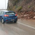 Gomila stena pala na teretno vozilo u Francuskoj, spasioci pokušavaju da izvuku zarobljenu ženu