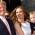 Melanija drži bebu u rukama, a Donald je nežno ljubi: Isplivao neviđeni snimak Trampovih iz prošlosti, prva dama Amerike…