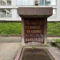 Izbledela slova na spomen-česmi posvećenoj poginulima u ratovima od 1991. do 1999.