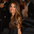 Amal Kluni se pojavila sama u Kanu i prekršila nova stroga pravila: Dubokim dekolteom i izvajanom figurom zapalila crveni…
