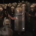 Ovako je izgledao napad demonstranata i pokušaj da probiju policijski kordon kod "Londona"