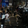 Ovako je izgledao napad demonstranata na policiju i pokušaj da probiju kordon kod "Londona" (video)