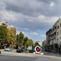 U Bulevaru oslobođenja dve saobraćajke u isto vreme, u jednoj vozač udario majku i dvoje dece