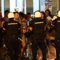 U sinoćnim protestima povređeno 6 policajaca, 38 osoba privedeno