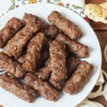 Vic dana Jedu Mujo i Fata ćevape u restoranu...