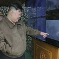 Svet na nogama Kim Džong Un nadgledao ispaljivanje novih raketa