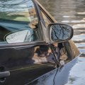 Šta bi trebalo uraditi kada automobil počne da tone u reku ili jezero?