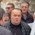 Potresne scene ispred džamije Sin nosi sanduk, ljudi grcaju u suzama (video)