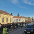 PROTEST GIMNAZIJALACA ISPRED ŠKOLSKE UPRAVE: “SMENA MILE ILĆIĆ JE GREBANJE PO POVRŠINI, HOĆEMO DA SASAČEMO, KOREN PROBLEMA”…