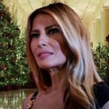 Меланија Трамп окитила Белу кућу, постављено више од 10.000 плавих лептирова, јелка на сваком ћошку (фото/видео)