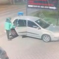 Sramno i bedno, oteo od dece?! Čovek ostavio auto ispred kapije, nečovek uzeo novogodišnje paketiće sa zadnjeg sedišta (video)…