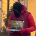 (Video) Misteriozni muškarac u crvenom šokirao građane Novog Sada: Mirno stoj nasred ulice, u rukama mu laptop, a lice mu…
