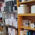 Miris miliona u stanu u Subotici: Zaplenjeno 800 parfema poznatih brendova (foto)