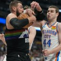 Jokić sa klupe gledao pobedu Denvera i dabl-dabl Topića VIDEO
