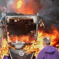 Nemiri u Belfastu posle kravavog napada: Zapaljen autobus, gore kontejneri, na ulici veliki broj ljudi