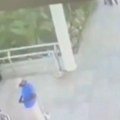 (Video) Snimljena neverovatna likvidacija jednog od najvećih narko bosova: Tinejdžer izvlači pištolj iz plišanog mede i puca u…