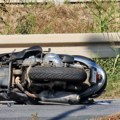 Motorista udario u banderu kod Leskovca! Bore mu se za život!