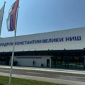 Incident na niškom aerodromu. Alkoholisani putnik maltretirao putnike, osoblje ga izbacilo iz aviona