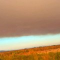 (Foto, video) crni dim prekiro južni banat, vidi se i iz Beograda! Širi se miris paljevine, vetar nosi čestice iz Deliblatske…
