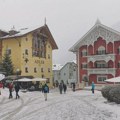 Kod nas 35 stepeni, a nedaleko od Srbije prizori kao usred zime: Grad zatrpao puteve i vinograde
