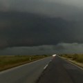 Zamalo tornado u Banatu! Snimljena nestvarna scena kako superćelijski oblak dobija intenzivnu rotaciju: Evo zašto se stvara…