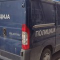 Oglasio se MUP o „hapšenju“ automobila oblepljenog porukama protiv Aleksandra Vučića u Mladenovcu