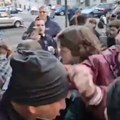 Saslušan demonstrant koji je pesničio čoveka u glavu ispred skupštine Evo šta mu je bila odbrana i šta mu se stavlja na…