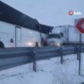 VIDEO: Težak sudar dva autobusa i kamiona po snežnom nevremenu, dve osobe poginule