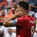 Auuu! Strašna odbrana Oblaka! Kako ovo nije gol?! Mitrović imao veliku priliku, fantastični golman sprečio vođstvo Srbije…