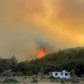 Požari besne u Grčkoj! Vatrena stihija zahvatila ostrvo nadomak sela, meštani u panici (video)