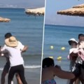 Tuča i haos na Grčkoj plaži: Potukle se maserke oko teritorije (video)