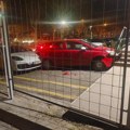 "Poršeom" uleteo na parking i zakucao se u auto: Karambol u Beogradu, delovi vozila svuda po betonu (foto, video)