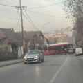 Jutros udes na nadvožnjaku u Bresnici: Sudar gradskog autobusa i automobila, saobraćaj obustavljen