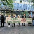 FOTO Protest u Novom Sadu: Ispred zgrade suda više od 100 građana, duvaju u pištaljke, prisutna i policija i Žandarmerija