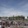 Osam meseci od pada nadstrešnice: Studenti i građani odali poštu ispred Železničke stanice u Novom Sadu, blokirana raskrsnica…