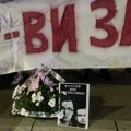 U Nišu pristalice SNS protestovale protiv blokada, dok su studenti lepili „umrlice“ na njihovo sedište