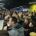 Aerodrom se trese! Trubač zapalio atmosferu, Grobari upali u neviđeni trans! Navijači prave spektakularnu atmosferu dok čekaju…