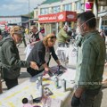 Dva štanda kod pijace u Zrenjaninu: Građani štampali majice „Studenti pobeđuju“, „Vučić tim“ prikupljao potpise [FOTO] Pijačni…