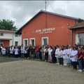 Srbi ne odustaju: Nastavljeni mirni protesti ispred institucija u opštini Gračanica zbog hapšenja direktora