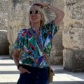 Ana Divac uživa za sve pare i obilazi antičke zidine Obukla šarenu košulju, teksas suknju i ne skida osmeh sa lica: Sve joj je…