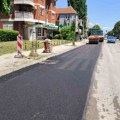 Postavlja se novi sloj asfalta u Radničkoj ulici u Leskovcu