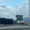 Šleper se prevrnuo u kružnom toku