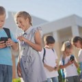 Deca koja rano otvore naloge na društvenim mrežama imaju slabije rezultate u školi