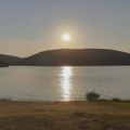 Požar kod Bovanskog jezera još nije pod kontrolom, ali ne ugrožava selo Mozgovo