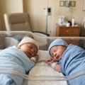 Blizanci rođeni u razmaku od 31 minut, ali je zvanično mlađi ipak postao stariji brat: Promena sata napravila zabunu u…